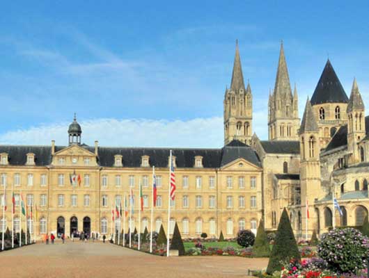 Façade de l'hôtel de ville de Caen, allée de drapeaux