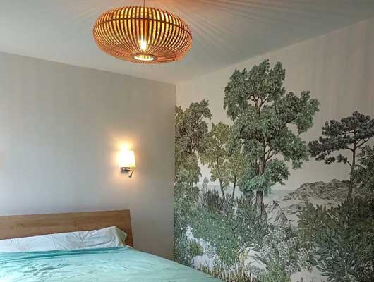 Chambre avec lit, appliques, fresque florale
